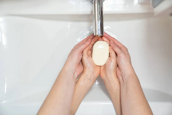 La fille a papa dans la salle de bain