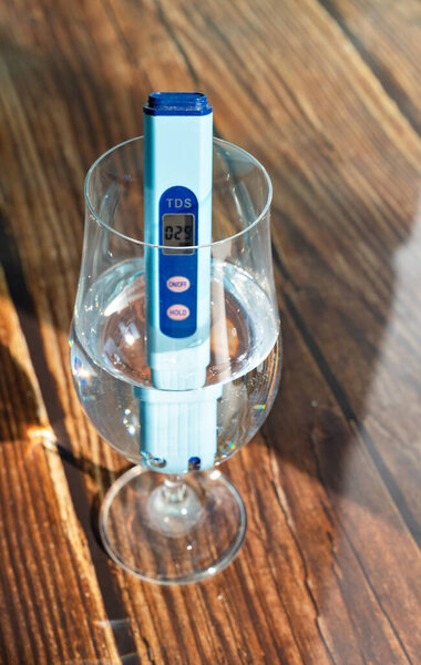 TDS метр в стекле для определения качества воды
.