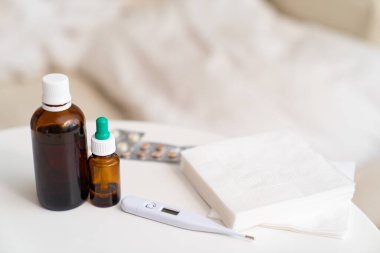 İlaç, tablet ve termometreyle dolu kavanozlar 