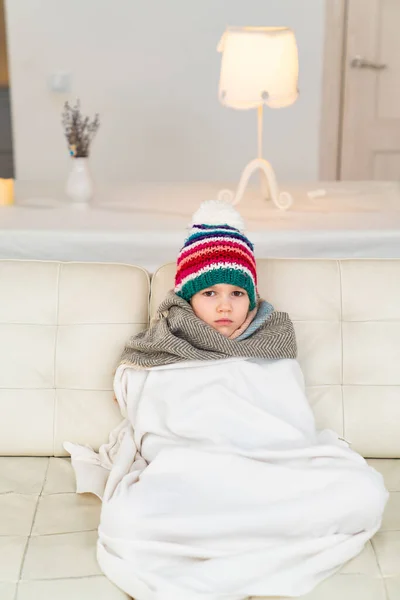 Niña con sombrero, bufanda y manta está enferma — Foto de Stock