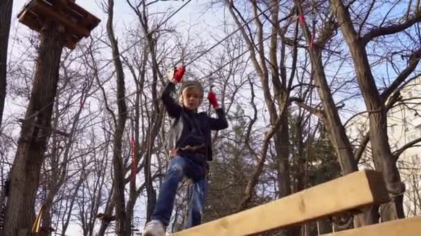 Little girl climb to the rope Park. — Stock video