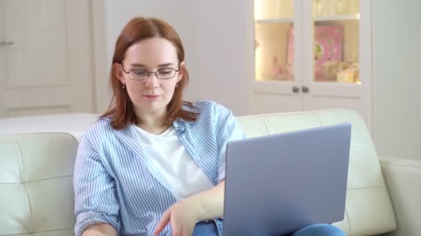 Žena poslouchat hudbu se sluchátky s notebookem — Stock video