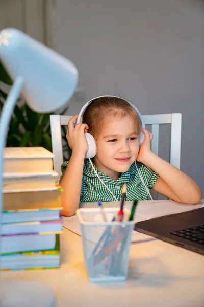 Mädchen mit Kopfhörer hört Audio-Unterricht — Stockfoto