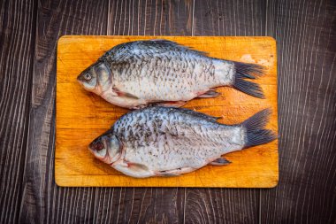 Çiğ bütün pullardan temizlendi, balık nehri sazan balığı
