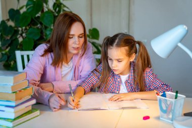 Anne kızının ders almasına yardım et, mesafe öğren.