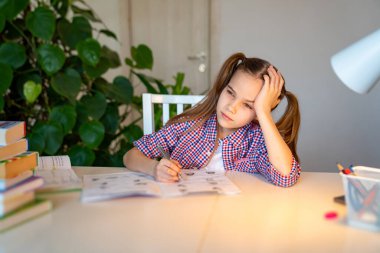 Ödev yapan uykulu bir genç. Evde ders çalışıyorum.