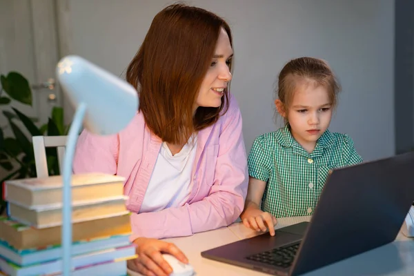 Lecciones de mamá e hija pequeña, aprendizaje a distancia — Foto de Stock