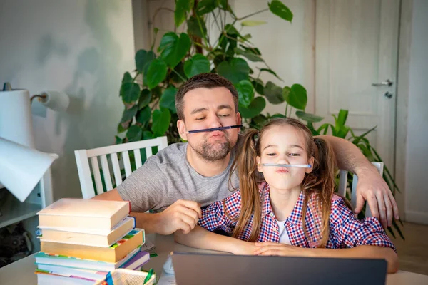 Rolig pappa hjälper dotter med distansundervisning — Stockfoto
