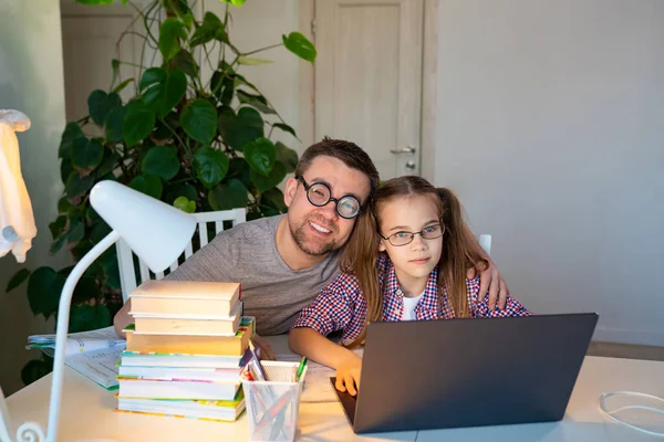 Papá en gafas ayuda niña niña aprendizaje a distancia — Foto de Stock