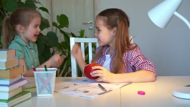 Αδελφές μεταξύ των τάξεων, παίζουν πέτρα ψαλίδι χαρτί — Αρχείο Βίντεο