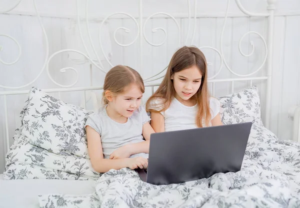 Niños hablan a través de la conexión de vídeo en el ordenador — Foto de Stock