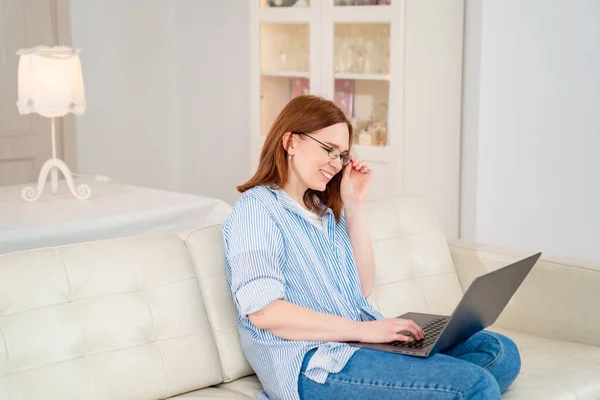 Kobieta komunikuje się przez łącze wideo online. — Zdjęcie stockowe