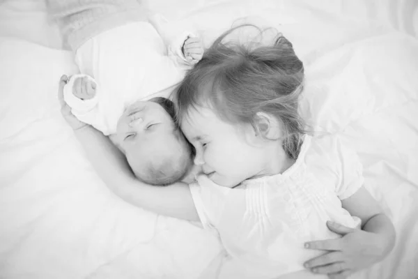 闭上眼睛。大姐姐躺在新生婴儿旁边. — 图库照片