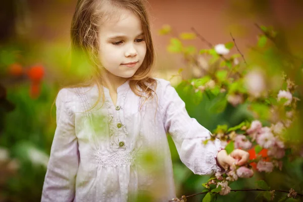 带着粉红杏树花园的小女孩 — 图库照片