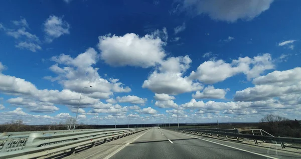 Дороги порожні через ізоляцію. блакитне небо і хмари . — стокове фото