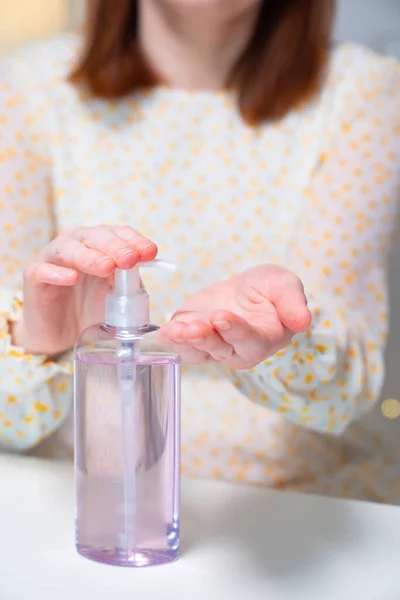 Женщина использует дезинфицирующее средство для мытья рук . — стоковое фото