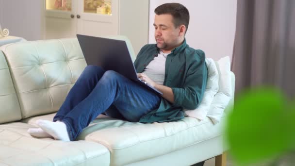 Hombre Freelancer Bloguero Gerente Ventas Camisa Verde Dolores Una Secreción — Vídeos de Stock