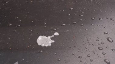 Ağır çekim. Yumurta tavaya yağ ile düşer.