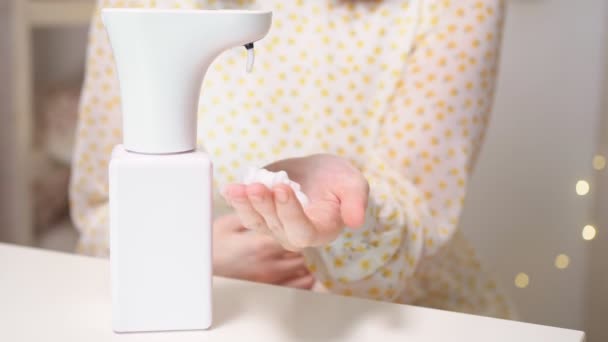 石鹸自動ディスペンサーで手を消毒 — ストック動画