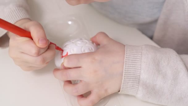 Kinderen handen versieren met marker en stencil eieren — Stockvideo