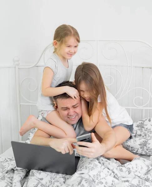 Niños interferir papá freelancer en aislamiento . — Foto de Stock
