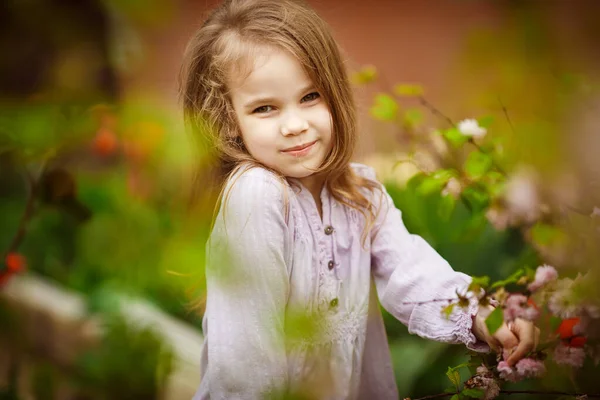 Bahçedeki güzel kız pembe badem çalısıyla — Stok fotoğraf