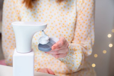 Kadın köpük yüz masajı yapıyor.. 