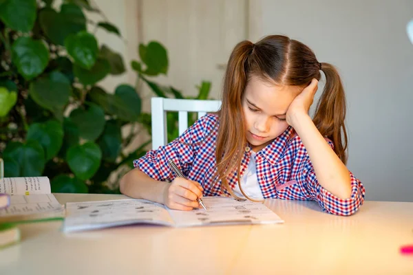 menina tendo aula de xadrez online, e-educação, ensino à distância 8429094  Foto de stock no Vecteezy