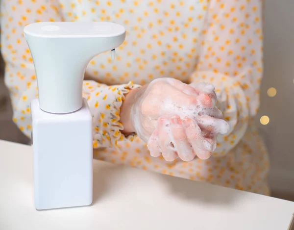 Женские руки дезинфицируют мыло автомат — стоковое фото