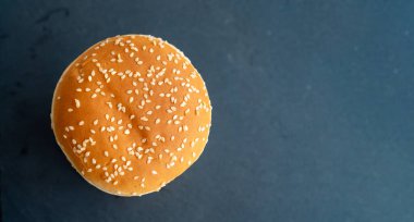 Hamburger için susamlı çörek. siyah taş tepsi.