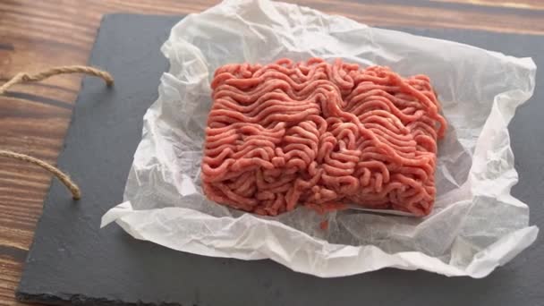 Vista dall'alto. carne macinata su carta da cucina, vassoio di pietra — Video Stock