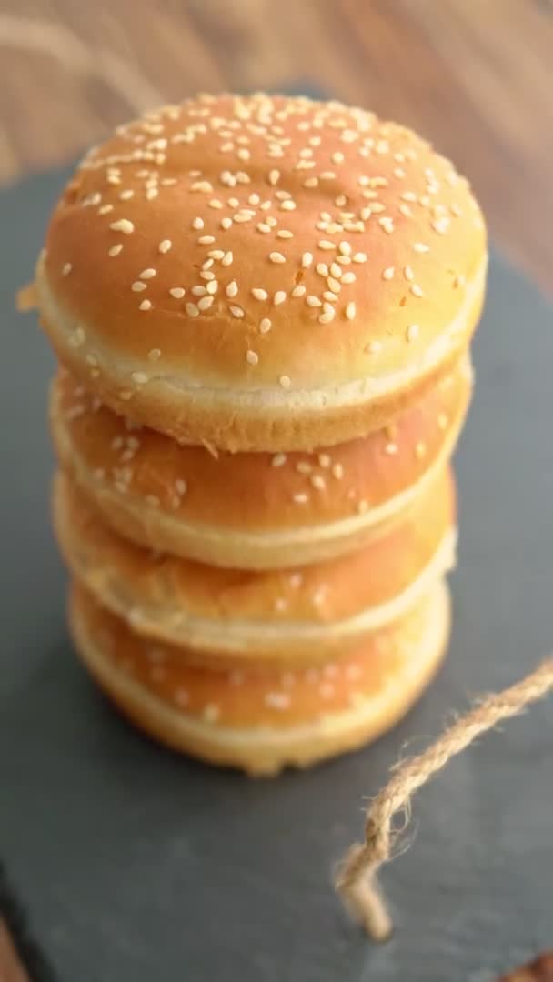 Buns with sesame. black stone tray. vertical video — Stock Video