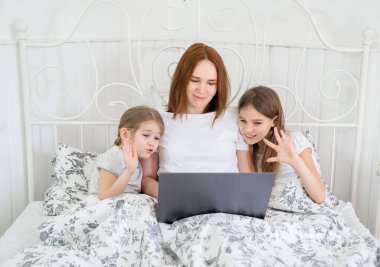 Çocuklu bir anne video eviyle akrabalarıyla konuşuyor.