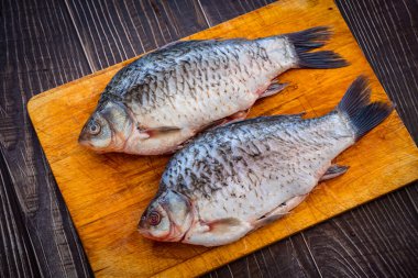 Teraziden çiğ temizlenmiş balık nehri sazan balığı.
