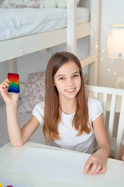 Menina adolescente desenho esponja arco-íris. ficar em casa . — Fotografia de Stock