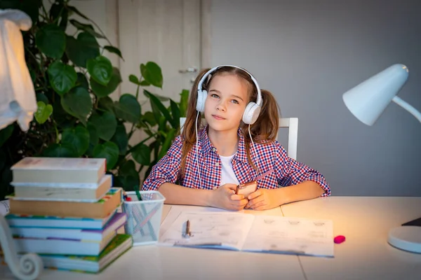 Schülerin mit Kopfhörer hört Audio-Unterricht — Stockfoto