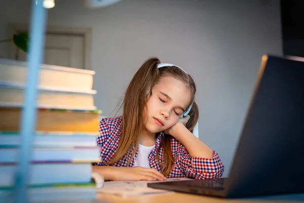 Colegiala soñolienta en auriculares escuchar música — Foto de Stock