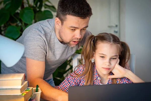 Papá ayuda a chica con lecciones en línea en el ordenador portátil — Foto de Stock