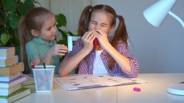 Hermana Menor Trajo Manzana Mayor Para Aperitivo Los Niños Aprenden — Vídeo de stock