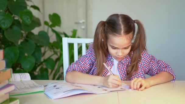 Aprendizaje Línea Adolescente Una Camisa Cuadros Haciendo Tarea Estudiando Casa — Vídeo de stock