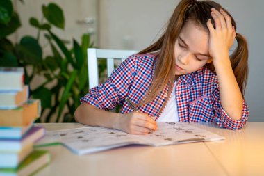 Yorgun liseli kız ödevlerini yapıyor. öğrenim.