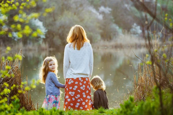 Вид сзади. мать с дочерьми стоят на берегу . — стоковое фото