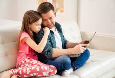 blog yazarı ve kızı kanepede Not Defteri üzerinde çalışıyorlar..