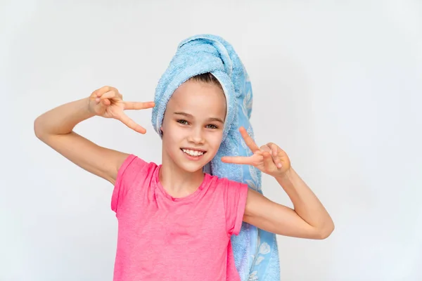Skrattar tonåring flicka i blå handduk och rosa t-shirt. — Stockfoto