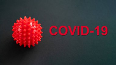 Siyah arkaplanda COVID 19 yazılıydı..