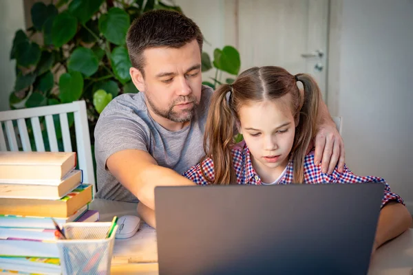 Papi ayuda hija, con la educación a distancia — Foto de Stock