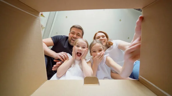 Kızı olan aile kutuya bakar, sürpriz!