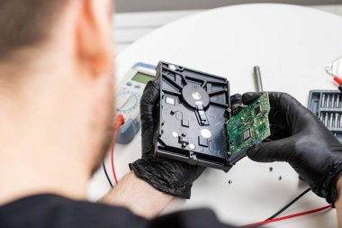 Bilgisayarın Sabit Sürücüsünü Siyah eldivenlerle Aç.