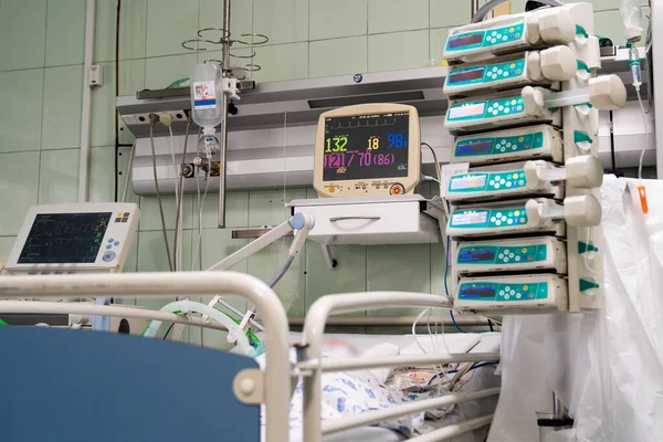 Apparater konstgjord lungventilation vid sängen kid. — Stockfoto