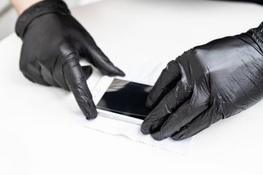 Koruyucu kapak film akıllı telefonu kurulumu.